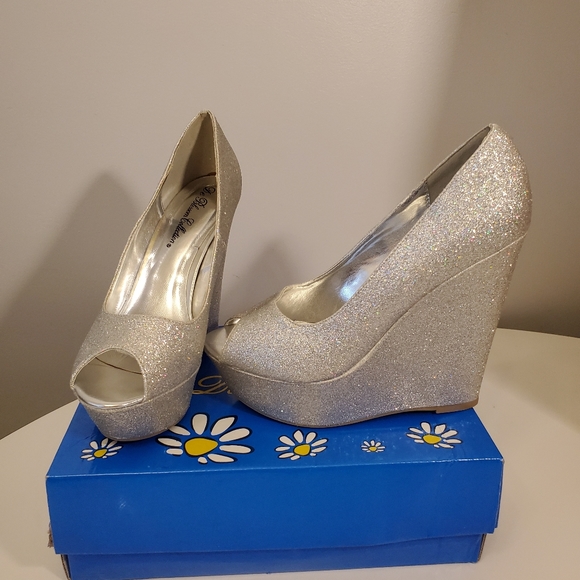 Shoes - ❄️Host Pick❄️ Brand New Glitter Wedge Heels 10